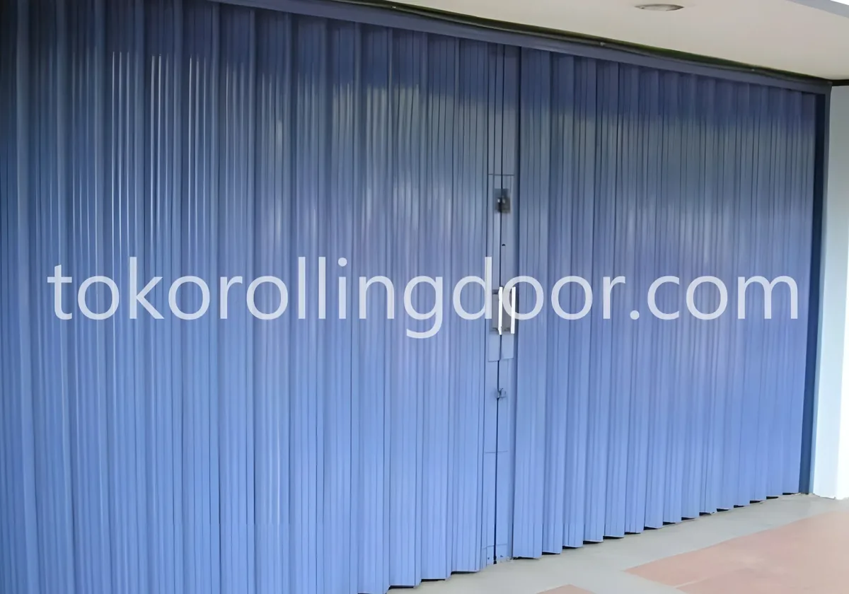Folding gate tertutup pada bukaan lebar — Depok